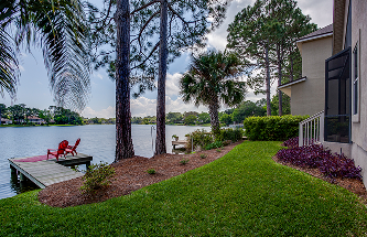 A professionally managed smaller back lawn next to the lake.<br />
